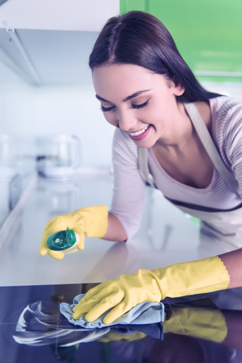 Städare rengör köksyta i Landskrona under hemstädning